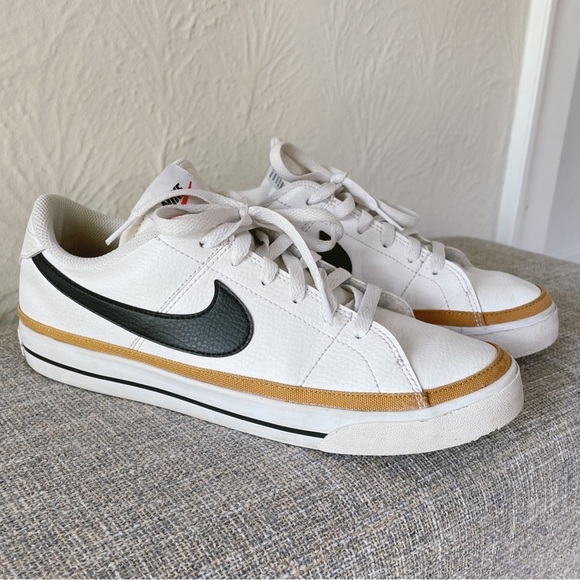 Nike Shoes - Women’s Size 9 Nike Court Legacy Sneakers